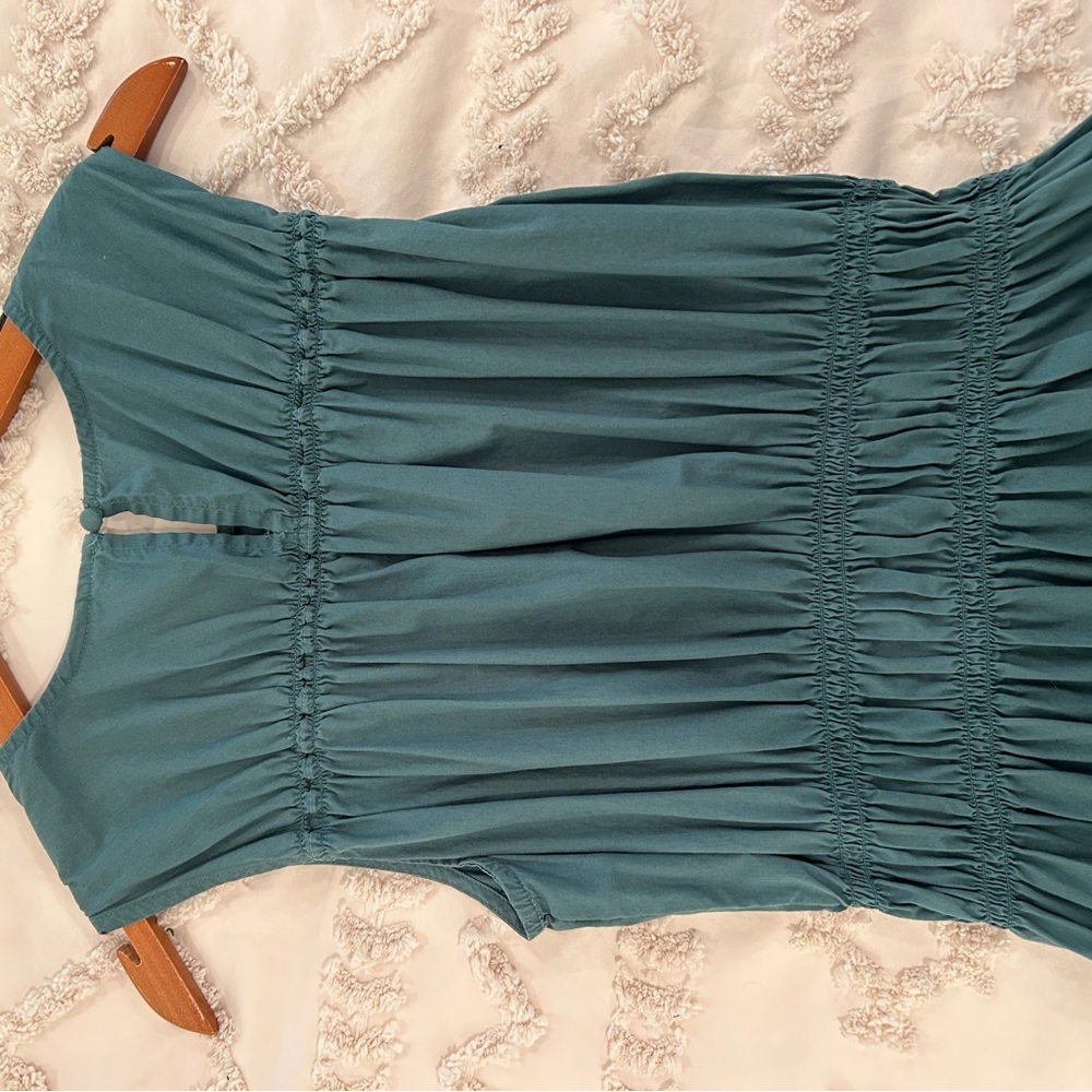 Elegant Green Sleeveless Dress - Picture 3 of 3
